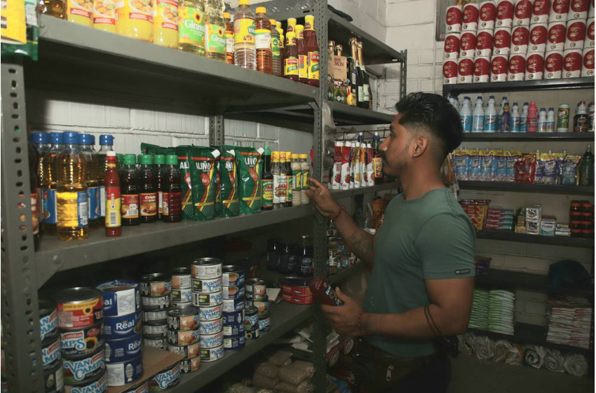 Las gaseosas son lo más vendido y el gancho en las tiendas